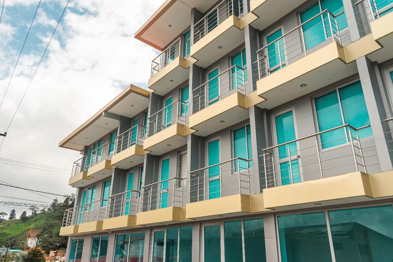 Fachada trasera del Smaragdus Hotel con vistas a la montaña, Boyacá